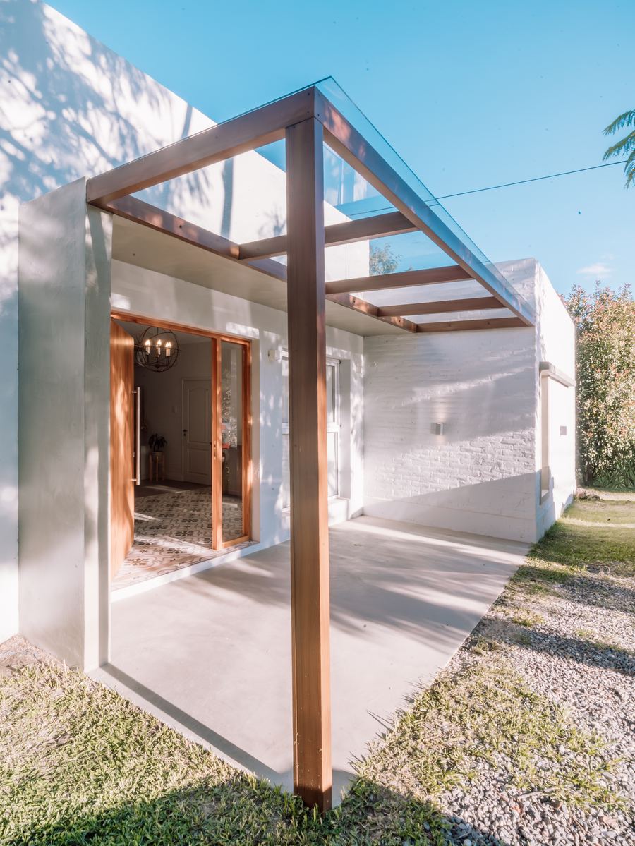 Galería de acceso bajo la pérgola