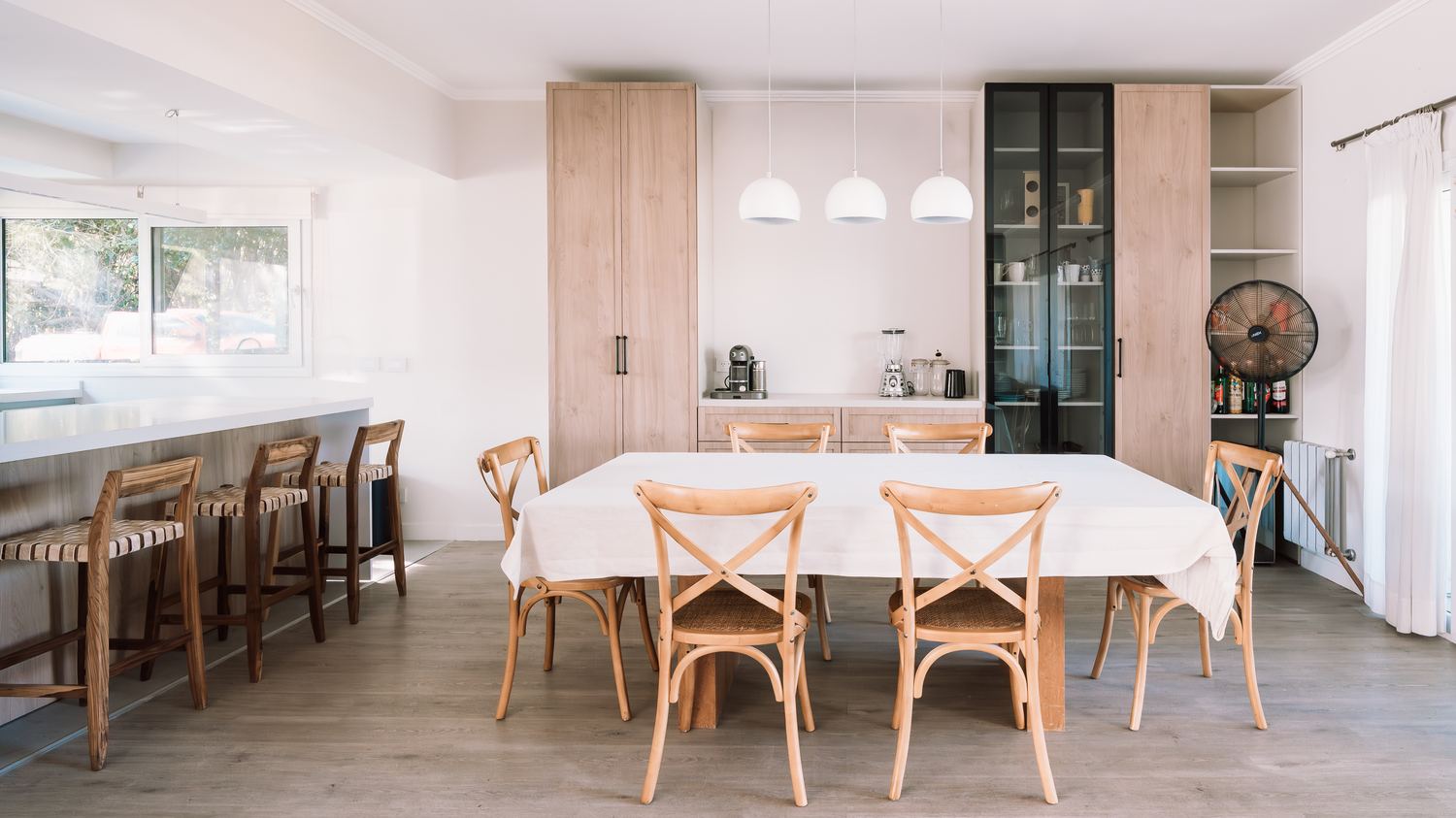 Cocina integrada al comedor con mobiliario a medida