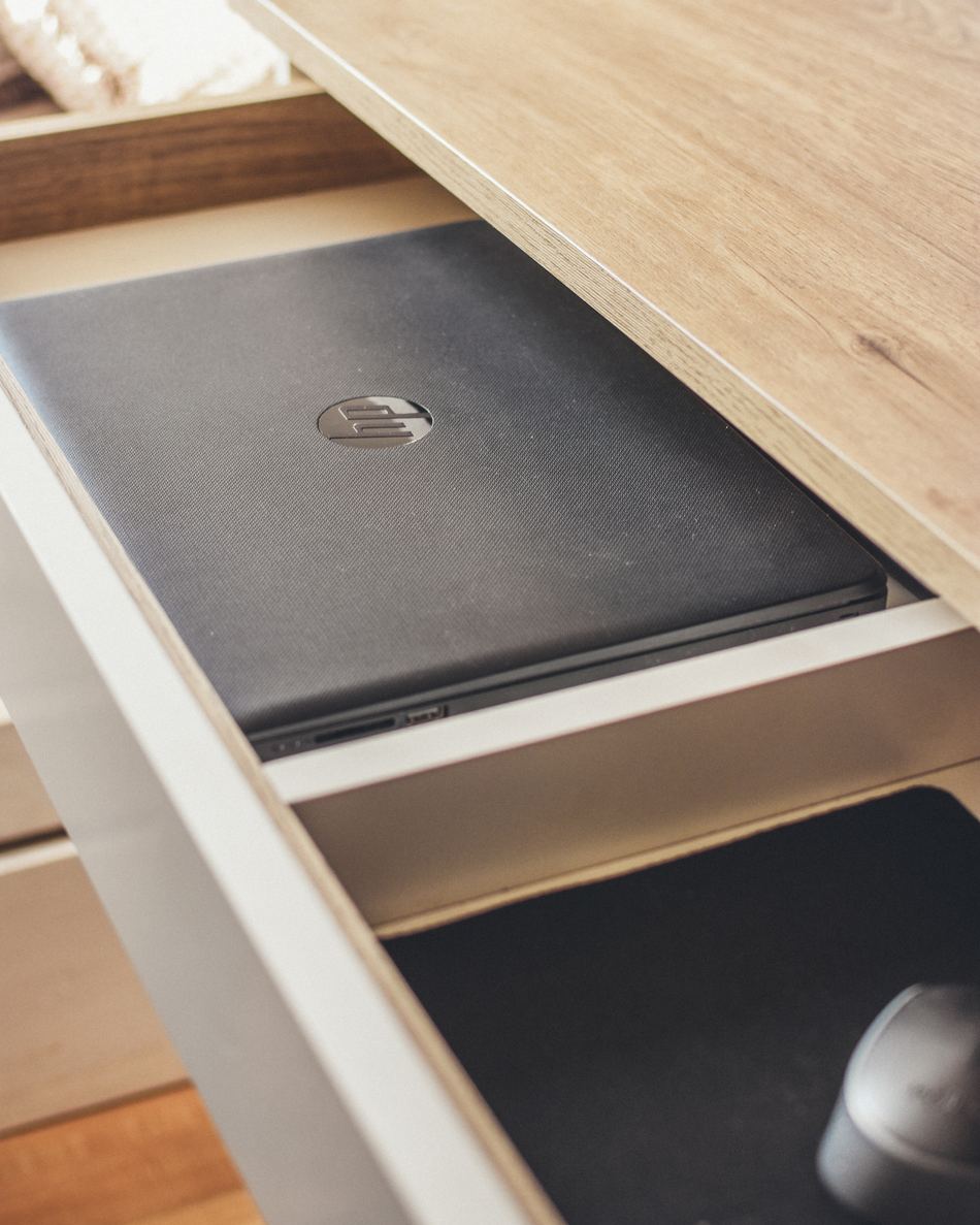 Cajón del escritorio diseñado para guardar la notebook